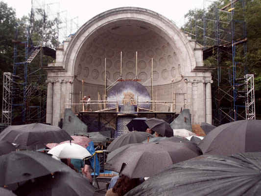 Turandot-Umbrellas.jpg (77713 bytes)